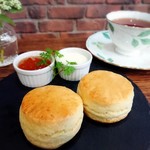BRILLIANT TEA - 〈クリームティー〉1,800円   お好きな紅茶とスコーン2個のセット。クロテッドクリームとジャム付き。プレミアムティー・ロイヤルミルクティーは+200円