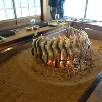柳家 - 鮎が焼かれながら待ちます