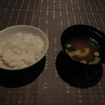 瀬里奈 - 　魚沼産コシヒカリの白いご飯と、オクラ入りのお味噌汁です。