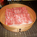 瀬里奈 - 　北海道産の特選牛サーロインです。今回も見事な霜降りでした。