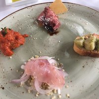 RESTAURANT DAZZLE - 前菜4種、マグロ頰肉トマト煮込み、ミスジのローストビーフ、エビアボカドのクロスティーニ、イトヨリのカルパッチョ