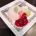 元町珈琲 - 桃杏仁ケーキ　ドラゴンフルーツソース添え