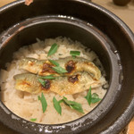 割烹 一楓 - 鮎の土鍋ご飯 白いご飯と、土鍋ご飯を選べます。 焼いてから炊いた土鍋ご飯。目の前で混ぜて、器へ。 一度焼いているから、香ばしい。香ばしさもありました。