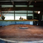 SOMOZA - これは インドネシアの 農機具
      この テーブルを 入れてから
      家をつくった そう 