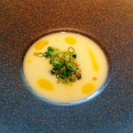 SOMOZA - じゃがいもの 冷たいスープ
      絶品でした     濃厚な味わいの中に うど  や きゅうりの しゃきしゃき感
      初めていただくようなスープでした