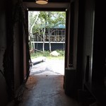 SOMOZA - メタルな通路から 外を 見る