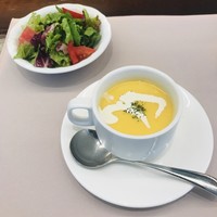 厳選洋食さくらい - セットのスープとサラダ