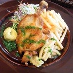 水呑カフェボヌー - 骨付き鶏もも肉のガーリックロースト