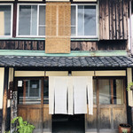 手打ち蕎麦 かね井 - 写真撮影禁止のため、外観のみ。左側の看板が無ければ通り過ぎてしまいそうです( ^ω^ )