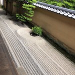 手打ち蕎麦 かね井 - お蕎麦の写真が無いので、日本庭園の枯山水で涼を取ってください(о´∀`о)