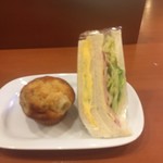 カフェ・ベローチェ - バナナ＆クルミ・マフィンとサンドイッチ