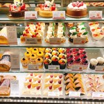 サクライ 洋菓子店 - ショーケースのケーキ♡
            デコレーションにロールケーキも