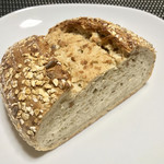 ドイツパンとワインの店 リープリング - 種実のパン(1/2 340円)