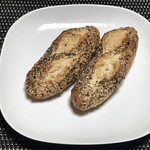 ドイツパンとワインの店 リープリング - キャラウェイシードの塩パン(200円)