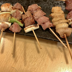 中村家二の丸 - 焼き鳥各108円  左から正肉（ねぎま）、砂肝、レバ、ハツ、とり皮、タン