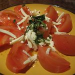 Dining Resort KONA 国分寺 - モッツアレラチーズとトマトのサラダ/690円