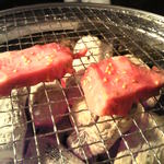 ホルモン 銀牙 - 見事な牛タン厚切り