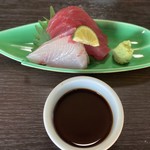 なまずや 北方分店 - ランチタイムのみ、400円でお刺身が付けられます。