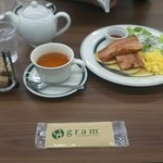 gram - ベーコンとスクランブルのパンケーキ