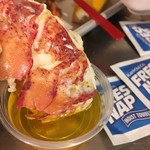 Lobster Place Seafood Market - 溶かしバターをたっぷりつけて
            いただきま〜す
