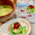 源吉兆庵 - 料理写真:お持ち帰りをした後、お抹茶と一緒にマスカット風味のゼリーを頂きました(≧∀≦) 