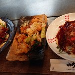 お好み焼 みっちゃん総本店 - 左からとんぺい焼き、ホルモン焼き、ねぎ焼き。前もって注文聞かれてお皿ですぐ出ます！