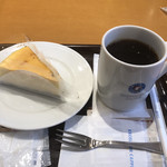 エクセルシオール カフェ - ニューヨークチーズケーキとホットコーヒーMサイズで820円