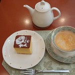 ティーハウス ローズマリー - アイスヌワラエリアと紅茶屋さんのカステラ。ポットにはディンブラ