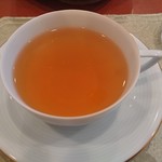 ティーハウス ローズマリー - ヌワラエリア(ホット) を追加注文。淡い味わいだが、アイスに比べ温度帯が異なると舌に残る風味もこんなにも違うと感じた。ヌワラエリアはスリランカの最高地で取れる茶葉。