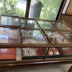 老松園 - 年季物の棚