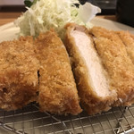 喜とん - ☆ メインのロースかつは厚すぎず、薄過ぎない衣が豚肉にしっかり乗ってマス＾＾サクッ！からの甘味ある豚肉にソース&和がらしが織り成す味わいは想像以上♪