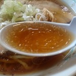 いそべ食堂 - 超薄味のラーメンスープ。出汁はしっかり出てます。
            昔はもう少し濃い味のスープだったんですが…