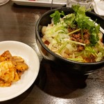 Chouya - 「ユーポー トウショウメン」（ニンニクと油と唐辛子の汁なし刀削麺）とチャーシュー