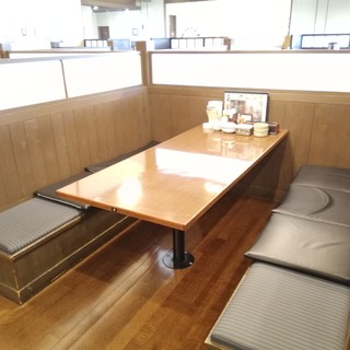 【喫煙】各テーブルに囲いがあるのでプライベート空間でお食事ができます。