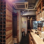 Sumiyaki Wagaya - 綺麗な店内。狭い空間を有効に活用しています。