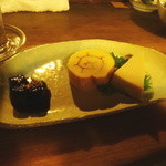 源氏 - ３杯目 新政の熱燗と胡麻豆腐、伊達巻きとカツオの煮物