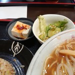 満洲味 - 2019年8月　冷奴と野菜サラダ