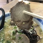 長崎チャンポン エミ - お店の綺麗な女の子は「チャーシューの中華麺ですね！」って言っておられましたが、確かに焼豚です（２０１９．８．１６）