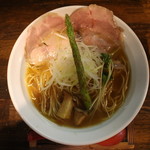 麺69 チキンヒーロー - 鶏中濃(700円、真上から)