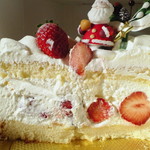 アテスウェイ - クリスマスケーキ断面。あまくて美味しいイチゴが丸ごとゴロゴロ入っています。