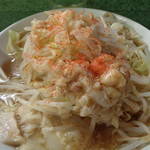 ラーメン二郎 - 珍しく唐辛子をかけてみた