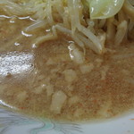 ラーメン二郎 - 表面は脂膜がある