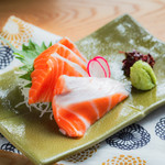 個室 肉炉端居酒屋 九州うまか屋 - 料理写真:オーラキングサーモン刺し