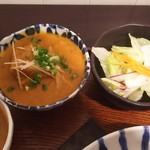 月と亀 - サラダとチキンカレー