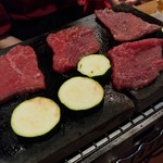 肉処　ぎんべこや - 溶岩焼きです