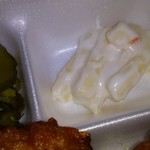 牛島商店 - 唐揚げ弁当(小盛り)のマカロニサラダ&香の物