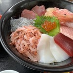 小川港魚河岸食堂 - ＊夏休み限定 海鮮丼 ¥1300
            
            最近は不漁でかなり貴重な桜えびがこれだけの量入ってこのお値段！
            コスパ最高です♫