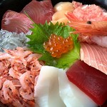 小川港魚河岸食堂 - ＊夏休み限定 海鮮丼 ¥1300
            
            最近は不漁でかなり貴重な桜えびがこれだけの量入ってこのお値段！
            コスパ最高です♫