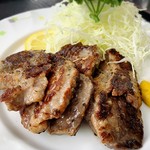 小川港魚河岸食堂 - ＊まぐろのほほ肉ステーキ（単品）¥880
            10回近く来店していますが初めてオーダーしてみました。
            むちゃくちゃやわらかいまぐろのほほ肉のステーキ。
            塩コショウと添えられたカラシでいただきました♫