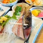 磯料理マルゴ - 黄金アジ姿造り（尾ビレや胸ビレが黄色に輝いていた）